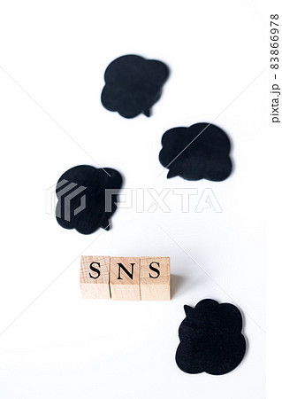 SNSと黒い吹き出し SNSと黒い吹き出し 83866978