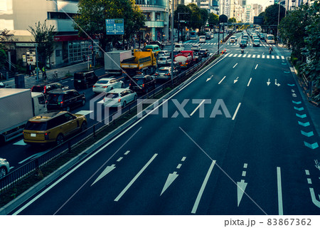 東京 秋の午後 交通渋滞とビルの陰 青山通り南青山三丁目 2021.11 b-3 暖色寒色強調 東京 秋の午後 交通渋滞とビルの陰 青山通り南青山三丁目 2021.11 b-3 暖色寒色強調 83867362