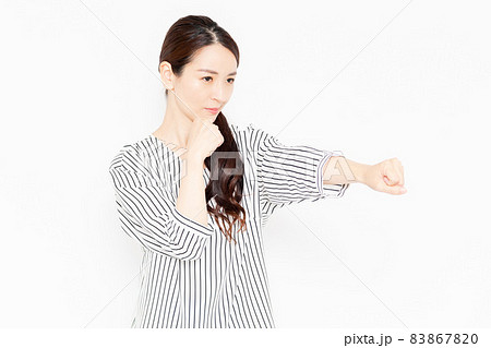 ボクシングのポーズをするカジュアルな服装の女性 ボクシングのポーズをするカジュアルな服装の女性 83867820