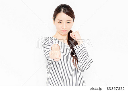 ボクシングのポーズをするカジュアルな服装の女性 ボクシングのポーズをするカジュアルな服装の女性 83867822