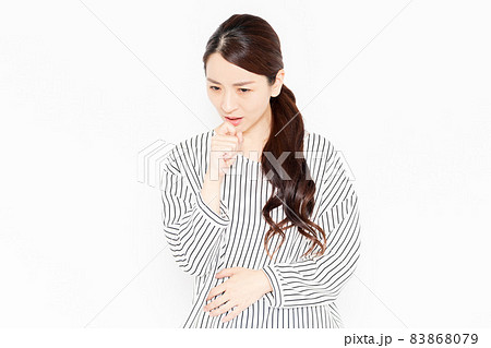 風邪で喉が痛むカジュアルな服装の女性 83868079