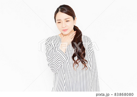 風邪で喉が痛むカジュアルな服装の女性 風邪で喉が痛むカジュアルな服装の女性 83868080