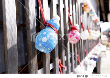 洞川温泉に飾られた水玉模様のかわいいひょうたん型のペットボトル 83868800