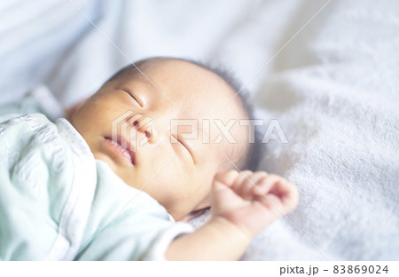 生後2週間の赤ちゃんの寝顔 生後2週間の赤ちゃんの寝顔 83869024