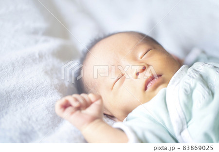 生後2週間の赤ちゃんの寝顔 生後2週間の赤ちゃんの寝顔 83869025