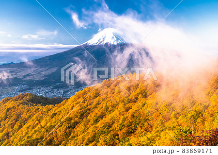 《山梨県》秋の富士山・三ツ峠山・紅葉の稜線 83869171