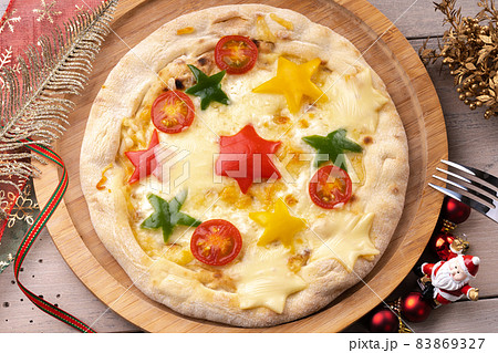 クリスマスで食べるピザ クリスマスで食べるピザ 83869327