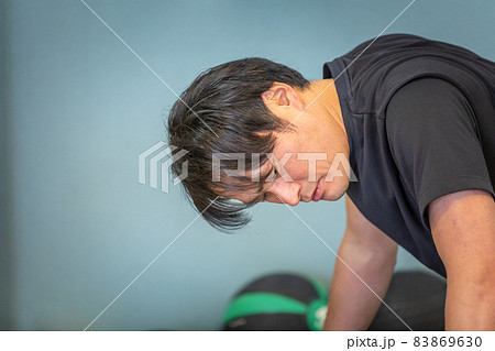 スポーツジムでトレーニングする男性（腕立て） 83869630