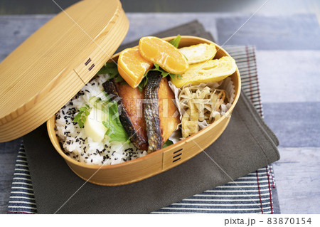 手作りのおいしい曲げわっぱのお弁当【シャケ・塩鮭】 手作りのおいしい曲げわっぱのお弁当【シャケ・塩鮭】 83870154