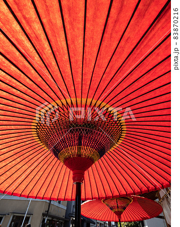 赤い和傘 83870216