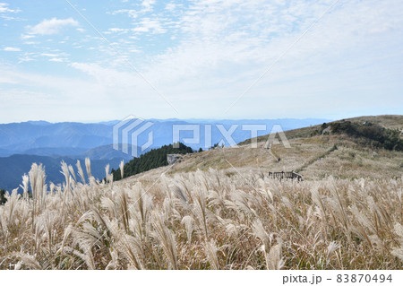 生石高原の火上げ岩(中央)・笠石(右)を望む 【和歌山県有田川町・紀美野町】 生石高原の火上げ岩(中央)・笠石(右)を望む 【和歌山県有田川町・紀美野町】 83870494