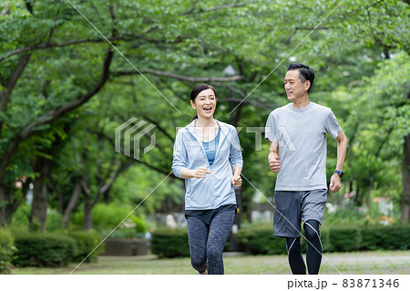 ジョギング ミドル カップル ジョギング ミドル カップル 83871346