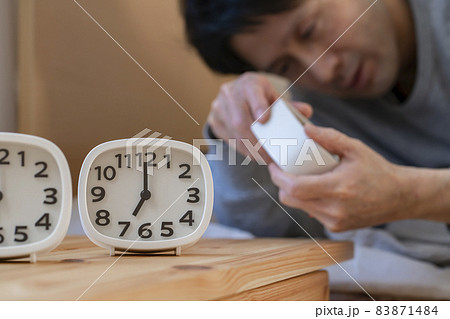 目覚まし時計　朝起きられない　寝坊イメージ 83871484