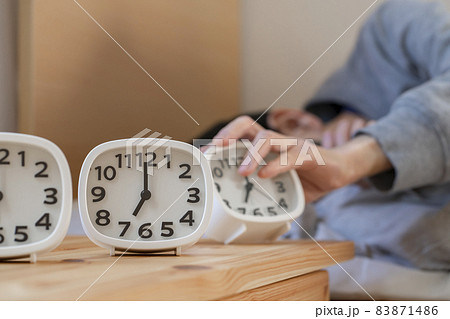 目覚まし時計　朝起きられない　寝坊イメージ 83871486