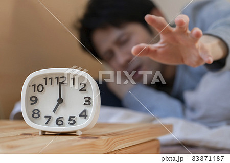 目覚まし時計　朝起きられない　寝坊イメージ 83871487