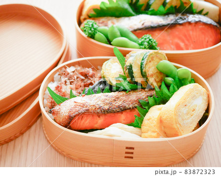 手作りのおいしい曲げわっぱのお弁当【シャケ・塩鮭】 手作りのおいしい曲げわっぱのお弁当【シャケ・塩鮭】 83872323