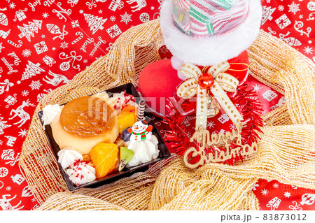 クリスマスにお菓子のプレゼント 83873012