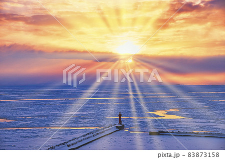 オホーツク海の流氷に差し込む朝日 オホーツク海の流氷に差し込む朝日 83873158