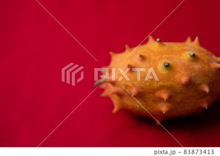 キワーノ　不気味な果物のイメージ写真　赤背景 83873413