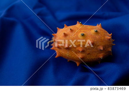 キワーノ 不気味な果物のイメージ写真 赤背景 キワーノ 不気味な果物のイメージ写真 赤背景 83873469