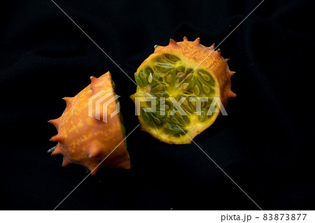 キワーノ　不気味な果物の断面イメージ写真　黒背景 83873877