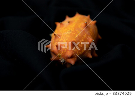 キワーノ　不気味な果物のイメージ写真　黒背景 83874029