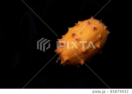 キワーノ 不気味な果物のイメージ写真 黒背景 キワーノ 不気味な果物のイメージ写真 黒背景 83874032