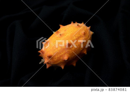 キワーノ　不気味な果物のイメージ写真　黒背景 83874081