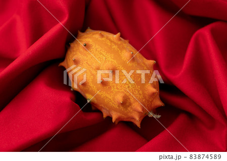 キワーノ　不気味な果物のイメージ写真　赤背景 83874589