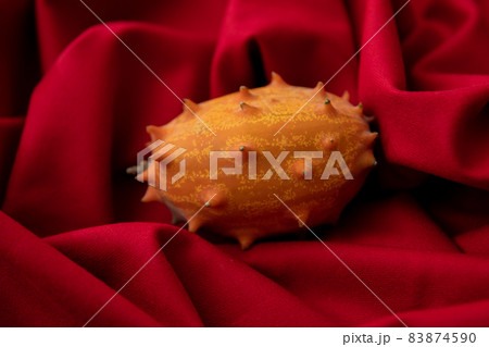 キワーノ 不気味な果物のイメージ写真 赤背景 キワーノ 不気味な果物のイメージ写真 赤背景 83874590