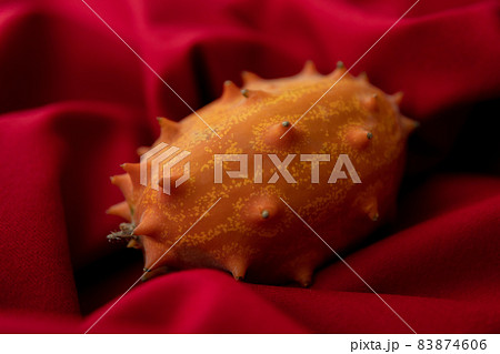 キワーノ　不気味な果物のイメージ写真　赤背景 83874606