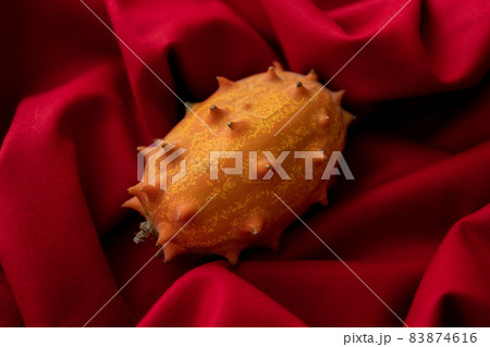 キワーノ 不気味な果物のイメージ写真 赤背景 キワーノ 不気味な果物のイメージ写真 赤背景 83874616