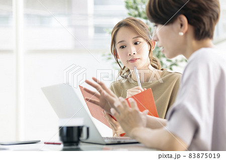 先輩社員、上司から指導を受ける新入社員 先輩社員、上司から指導を受ける新入社員 83875019