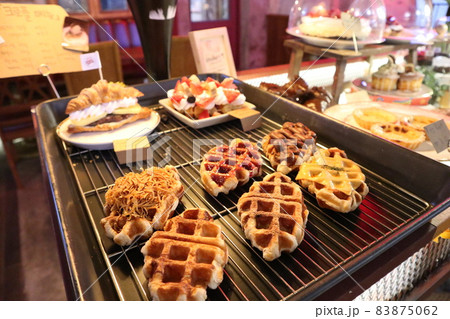 デザート 甘い ケーキ 83875062