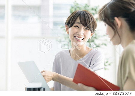 新入社員の指導をする先輩社員、上司 83875077