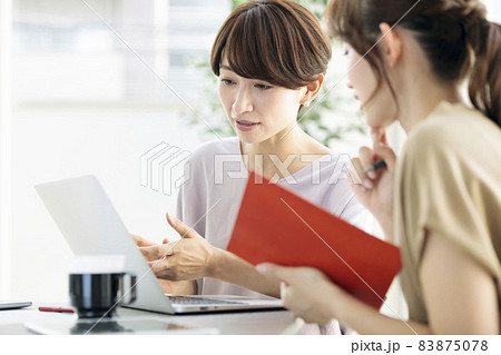 新入社員の指導をする先輩社員、上司 新入社員の指導をする先輩社員、上司 83875078