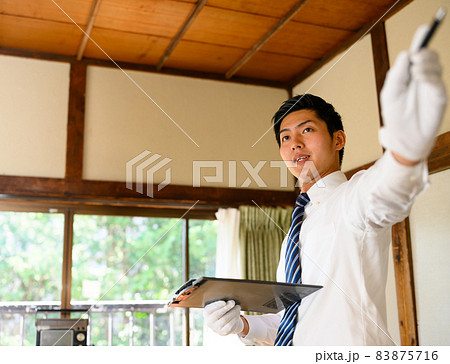 ネクタイをした男性 83875716