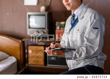 作業着の男性 83875724