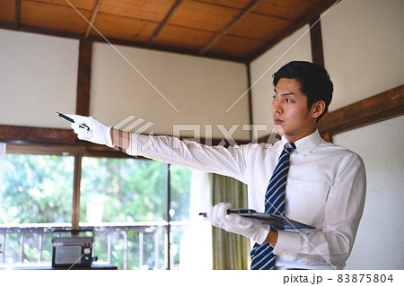 ネクタイをした男性 83875804