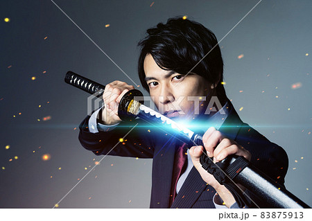 日本刀を持つビジネスマン 83875913