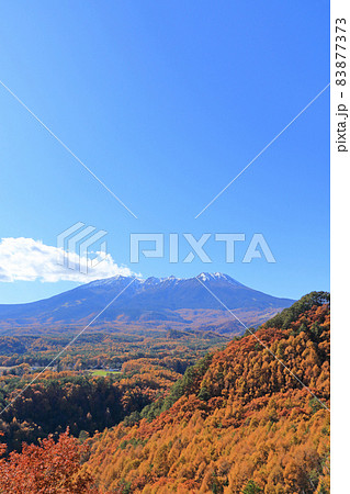 秋の開田高原九蔵峠から望む冠雪した御岳山 秋の開田高原九蔵峠から望む冠雪した御岳山 83877373