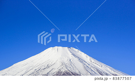 青空と富士山・沈む月（パール富士） 83877507