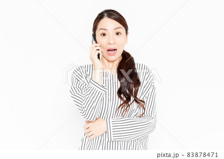 スマホを使うカジュアルな服装の女性 スマホを使うカジュアルな服装の女性 83878471