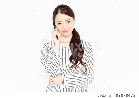 スマホを使うカジュアルな服装の女性 スマホを使うカジュアルな服装の女性 83878475