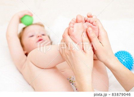 Foot massage 83879046