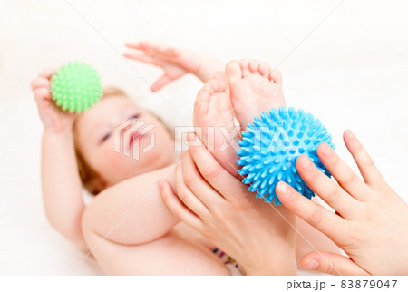 Foot massage 83879047