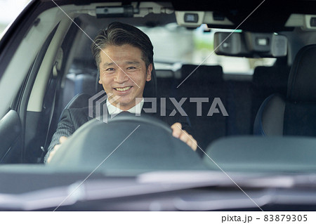 ビジネスマン　車　運転 83879305