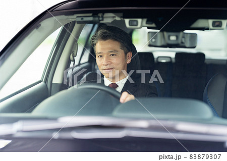 ビジネスマン　車　運転 83879307
