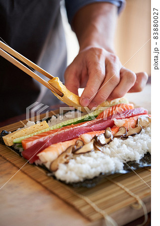 恵方巻を作る男性 恵方巻を作る男性 83880027