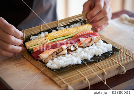 恵方巻を作る男性 83880031